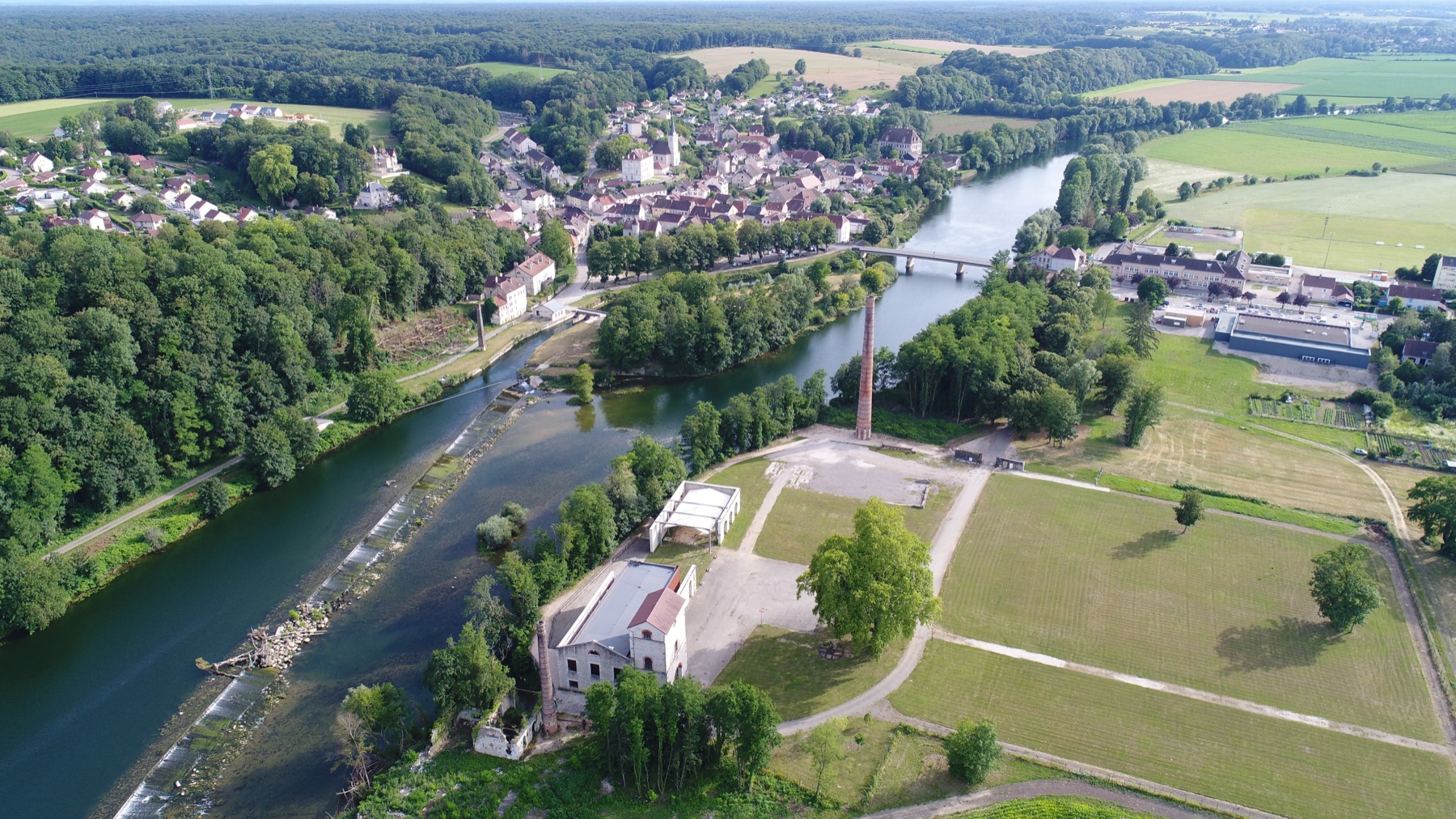 Le village de Fraisans et ses anciennes forges au bord du Doubs